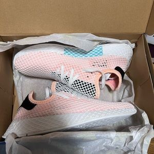 Adidas Deerupt sneakers NWT womens